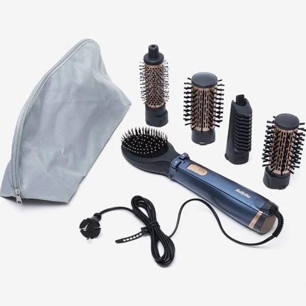سشوار برس دار بابیلیس مدل AS966ROE یکی از محصولات محبوب در زمینه آرایش مو است. این دستگاه ترکیبی از سشوار و برس است که به شما این امکان را می‌دهد تا موهای خود را هم خشک کنید و هم حالت دهید. ▎ویژگی‌ها: - قدرت موتور: معمولاً این دستگاه‌ها دارای قدرت مناسبی هستند که به سرعت خشک کردن مو کمک می‌کند. - حالت‌های حرارتی: معمولاً چندین حالت حرارتی و سرعت برای انتخاب وجود دارد. - برس‌های مختلف: ممکن است شامل برس‌های با اندازه‌ها و شکل‌های مختلف برای ایجاد حالت‌های متفاوت باشد. - طراحی ارگونومیک: طراحی مناسب برای راحتی در استفاده و جلوگیری از خستگی دست. ▎مزایا: - کاربرد آسان: استفاده ساده و راحت برای حالت‌دهی به مو. - صرفه‌جویی در زمان: ترکیب سشوار و برس باعث می‌شود که زمان کمتری برای آرایش مو صرف کنید. - حالت‌دهی حرفه‌ای: امکان ایجاد حالت‌های مختلف و طبیعی برای مو. ▎نکات: - قبل از استفاده، بهتر است موها کمی مرطوب باشند. - از حرارت مناسب برای نوع موی خود استفاده کنید تا به موها آسیب نرسانید.